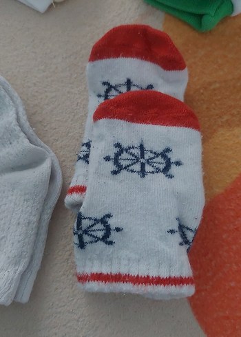 Beyaz Erkek Bebek Çorapları ve eldiven - Görsel 3