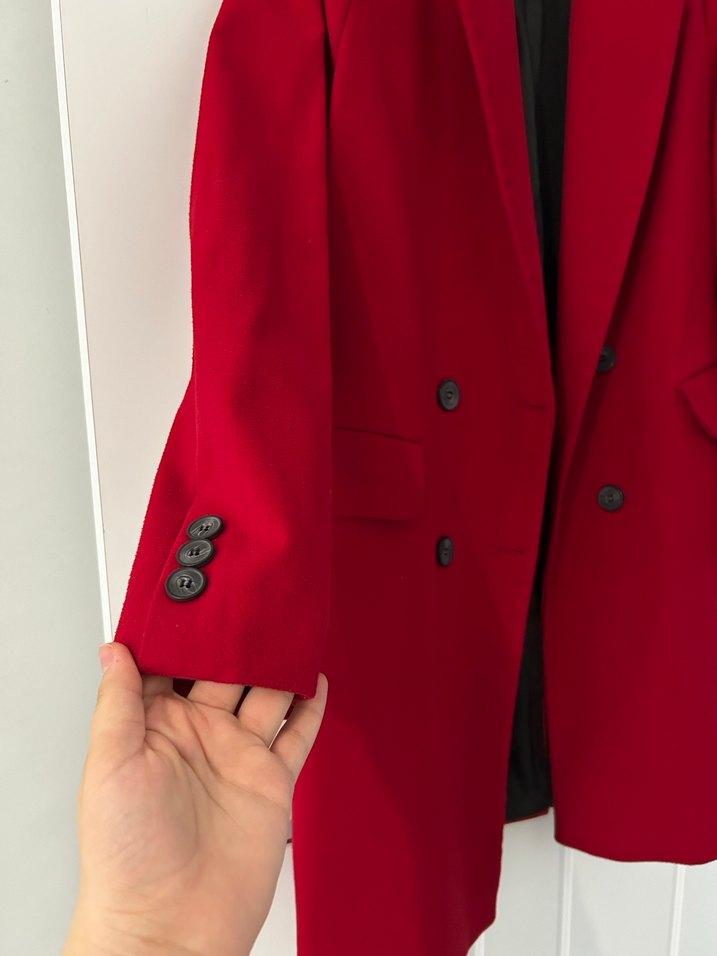 Kırmızı Düğmeli Kadın Kaban - Görsel 2