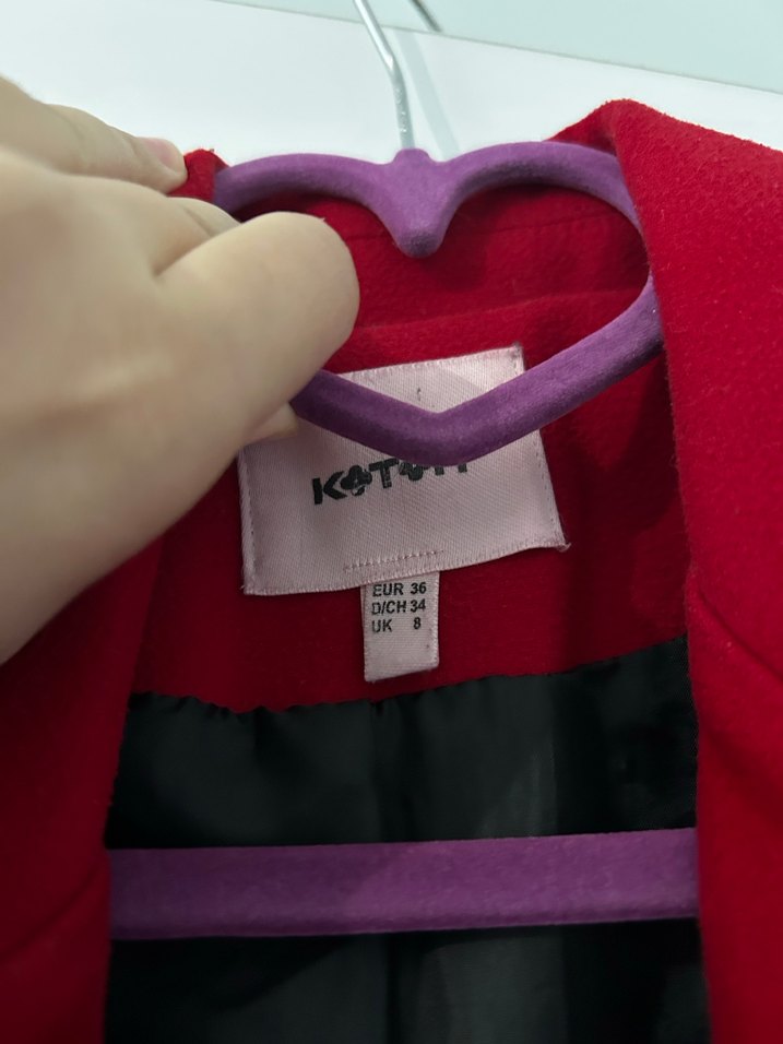 Kırmızı Düğmeli Kadın Kaban - Görsel 3