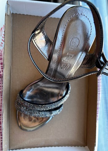 Parlak Siyah Topuklu Kadın Ayakkabı - Görsel 4