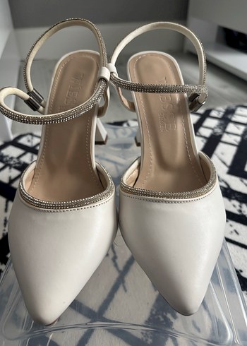 Beyaz Tokalı Topuklu Kadın Ayakkabı - Görsel 2