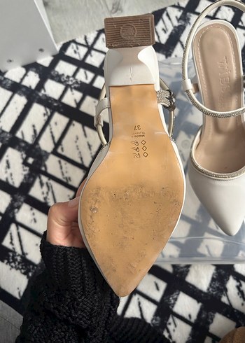 Beyaz Tokalı Topuklu Kadın Ayakkabı - Görsel 4