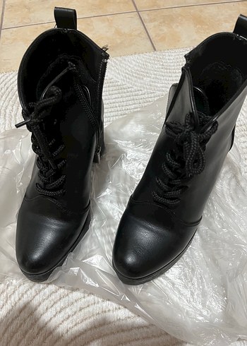 37 Beden Siyah Deri Bağcıklı Gotik Topuklu Bot