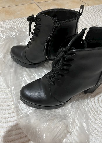 Siyah Deri Bağcıklı Gotik Topuklu Bot