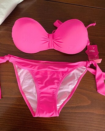 Pembe bikini takımı