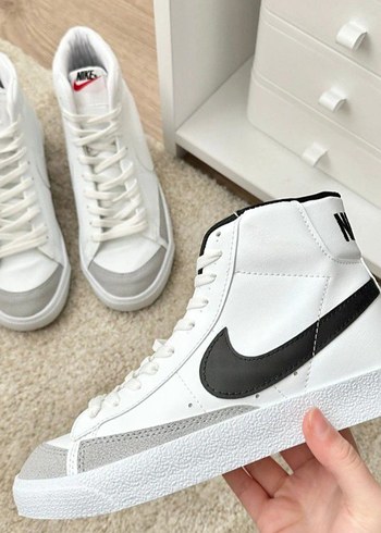 Nike Beyaz Blazer