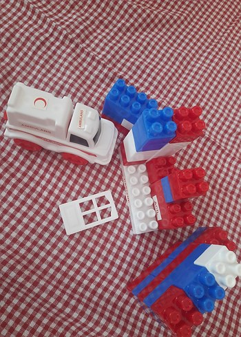 Beden Beyaz Ambulans ve Renkli Lego Blokları
