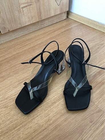 Bershka parmak arası bant sandalet
