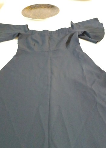Zara siyah elbise omuzları açık ta kullanılan çok güzel bir elbise