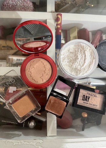 Bej Tonlarda Makyaj Ürünleri Seti - Görsel 2