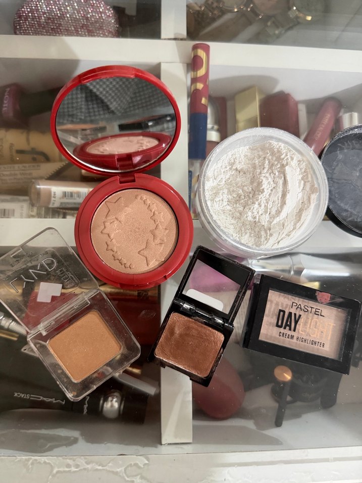 Bej Tonlarda Makyaj Ürünleri Seti - Görsel 2