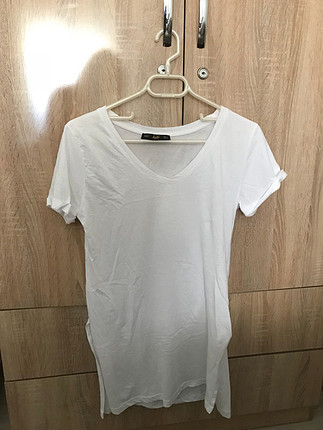 Beyaz yanı yırtmaçlı t-shirt