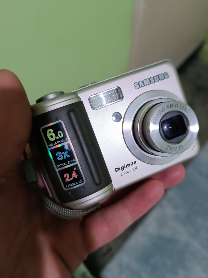 Samsung Gümüş Kompakt Dijital Kamera — görsel 2/5