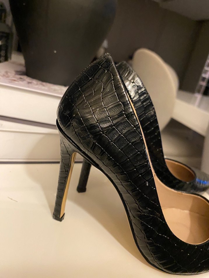 Şıklığın Simgesi: Siyah Kroko Stiletto — görsel 2/7