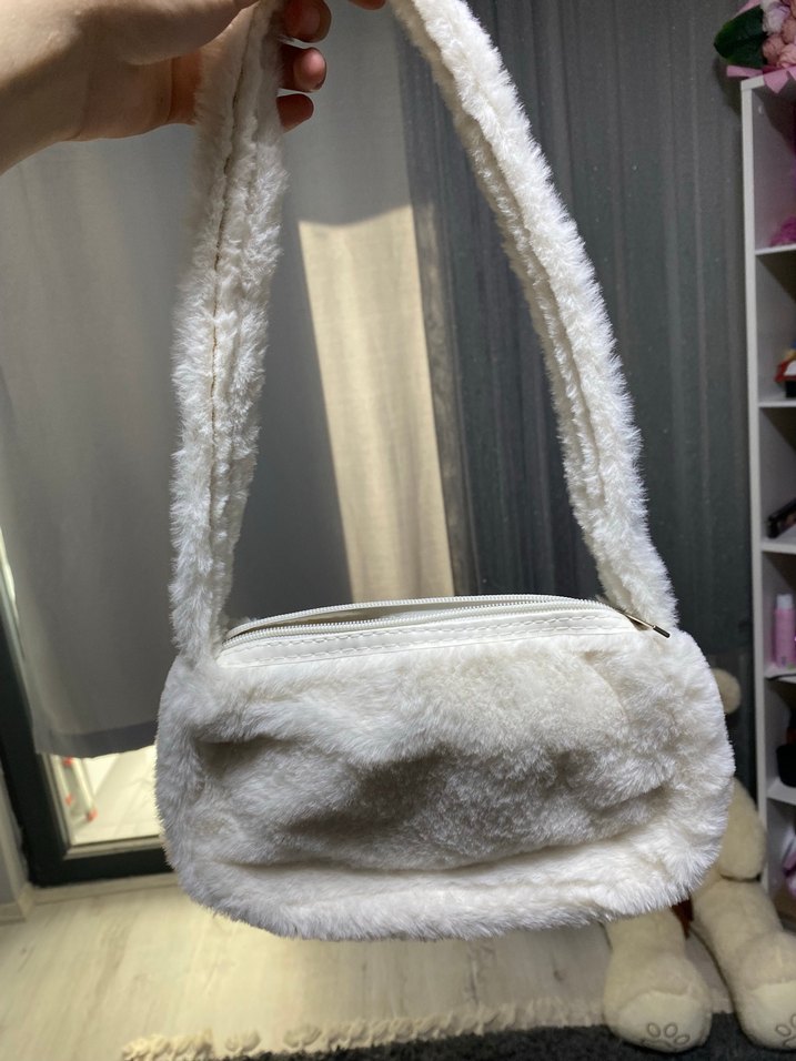 Beyaz Peluş Çanta — görsel 2/4