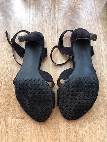 Derimod siyah bantlı tokalı süet 10 cm topuklu ayakkabı - Görsel 5