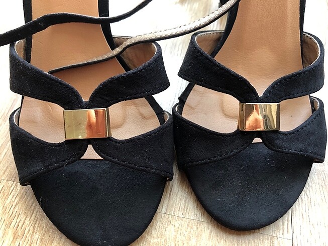 Derimod siyah bantlı tokalı süet 10 cm topuklu ayakkabı - Görsel 9