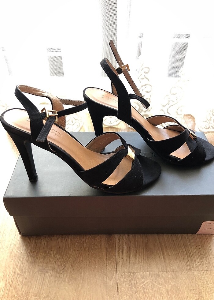 Derimod siyah bantlı tokalı süet 10 cm topuklu ayakkabı - Görsel 3