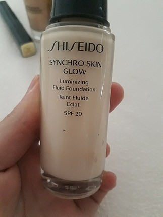 xs Beden beyaz Renk shiseido synchro skin glow luminizing fluid foundation spf 20