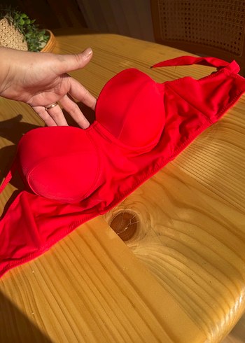 Kırmızı bikini üstü