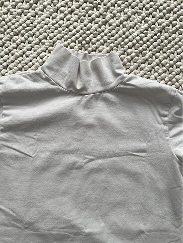 Beyaz kısa kollu boğazlı tshirt - Görsel 4