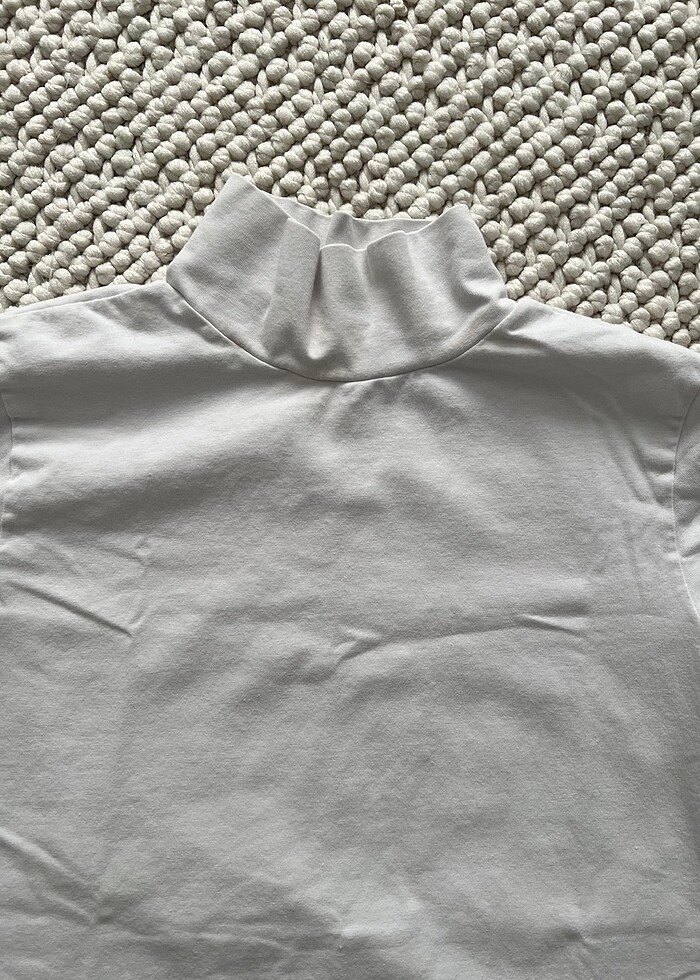 Beyaz kısa kollu boğazlı tshirt - Görsel 4