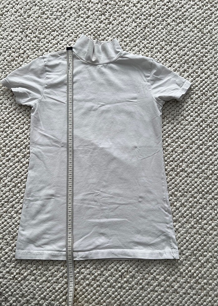 Beyaz kısa kollu boğazlı tshirt - Görsel 3