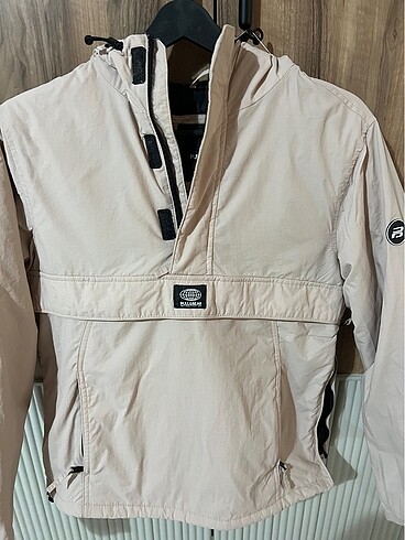 Pull and Bear Kanguru mont