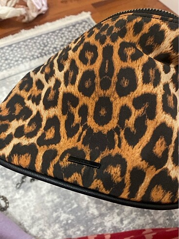  Beden Bershka leopar çanta