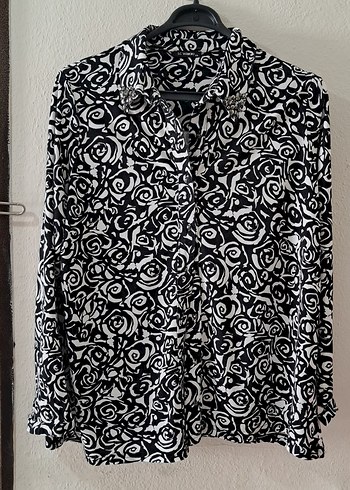 LC Waikiki Siyah Beyaz Gul Desenli Uzun Kollu Gomlek