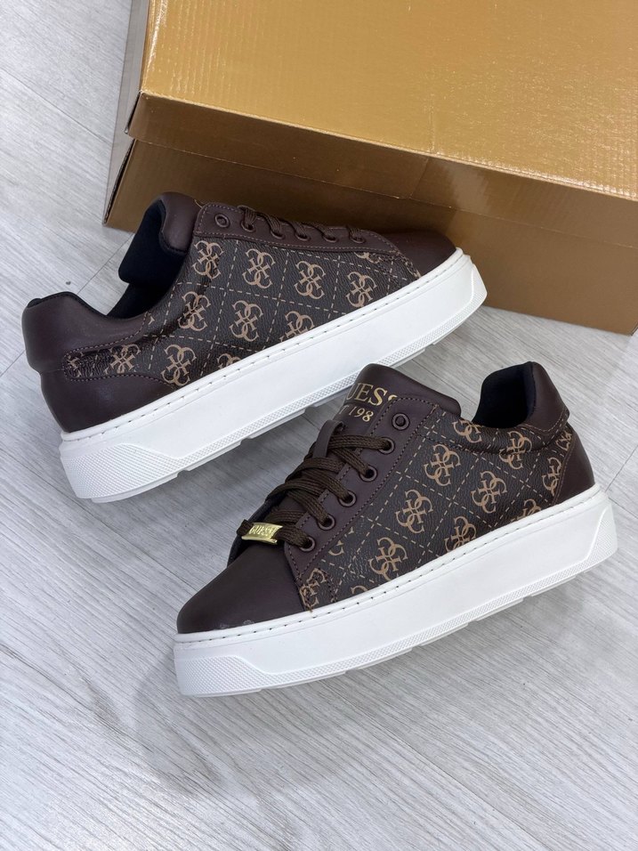 Guess Monogramlı Şık ve Rahat Sneaker — görsel 2/6