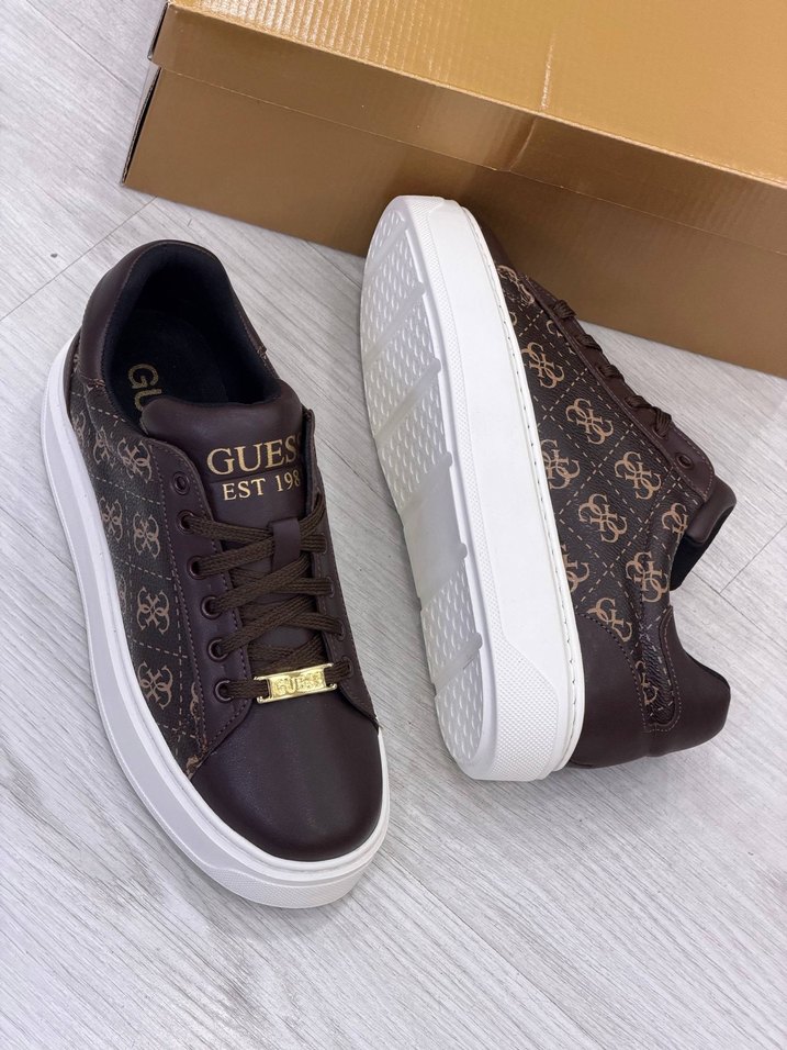 Guess Monogramlı Şık ve Rahat Sneaker — görsel 3/6