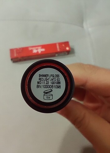  Beden kırmızı Renk Farmasi Shimmer Lip Gloss 4 ML Red Light 