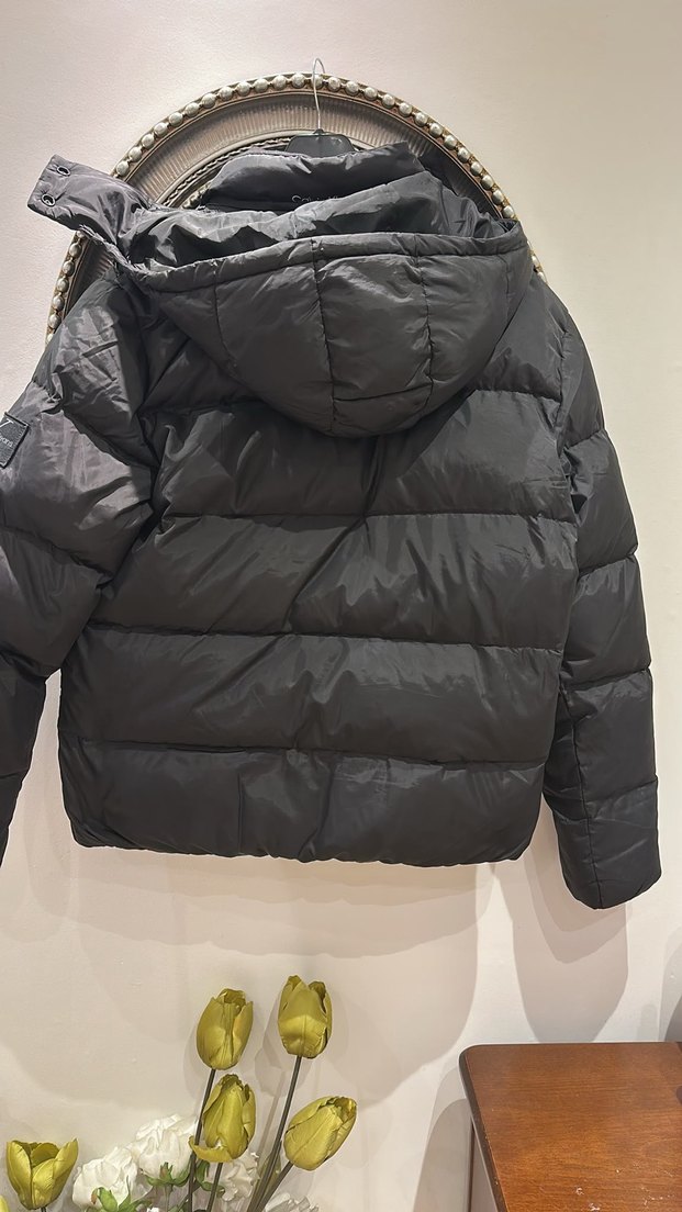 Calvin Klein Siyah Şişme Mont  Şıklık ve Sıcaklık Bir Arada — görsel 3/4