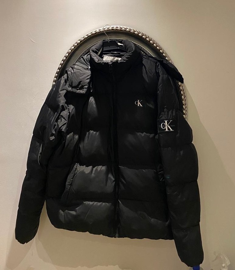 Calvin Klein Siyah Şişme Mont  Şıklık ve Sıcaklık Bir Arada — görsel 2/4