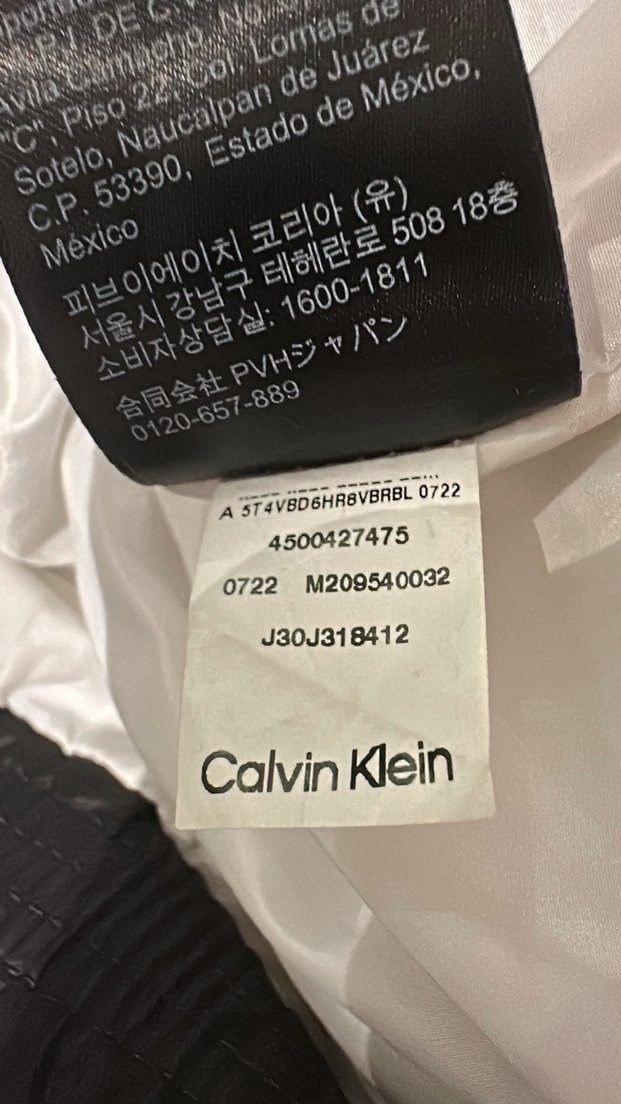 Calvin Klein Siyah Şişme Mont  Şıklık ve Sıcaklık Bir Arada — görsel 4/4