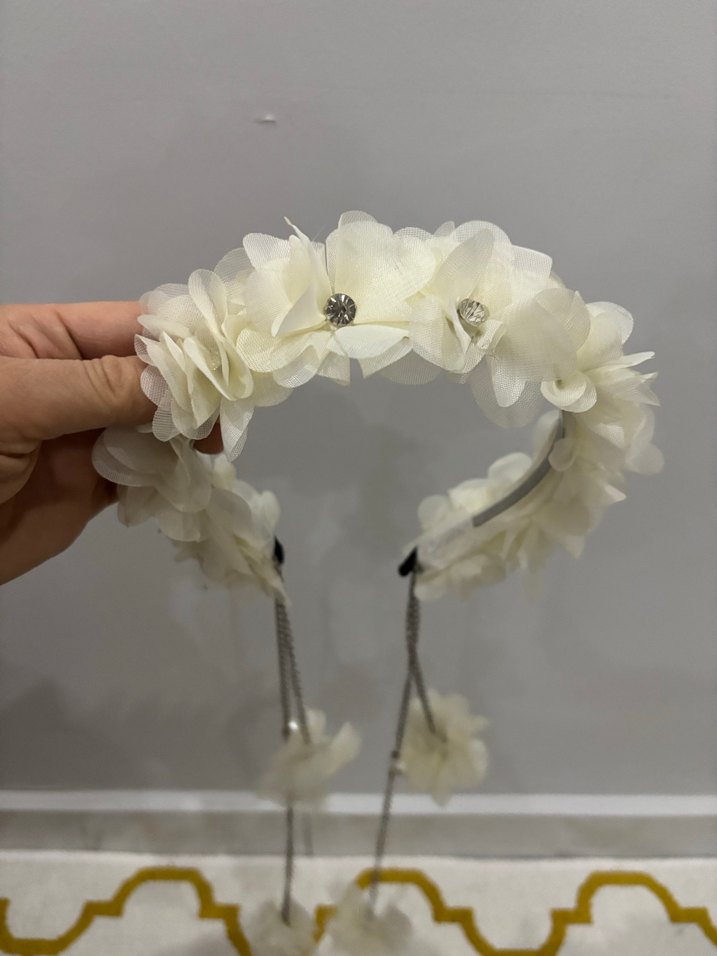 Zincir Detaylı Beyaz Çiçekli Saç Aksesuarı - Görsel 2