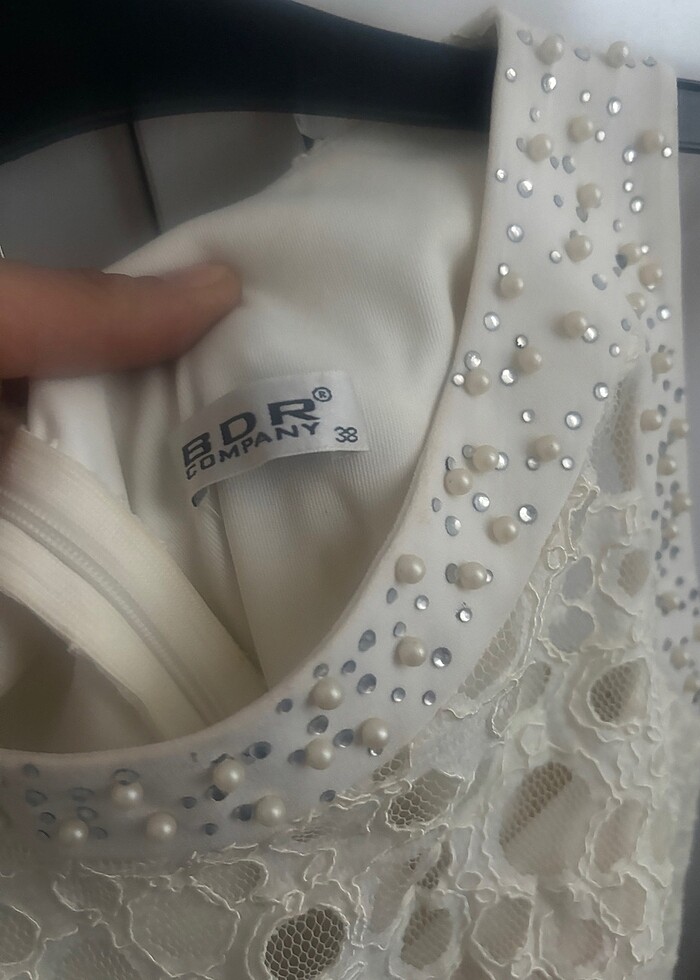 Taşlı ve tül detaylı elbise - Görsel 4