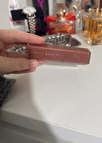 Fenty Beauty Koyu Bej Dudak Parlatıcısı - Görsel 3