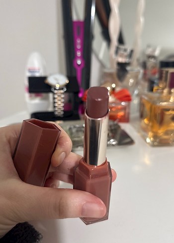 Fenty Beauty Koyu Bej Dudak Parlatıcısı - Görsel 5