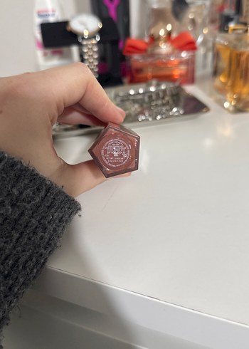 Fenty Beauty Koyu Bej Dudak Parlatıcısı - Görsel 2