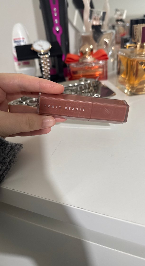 Fenty Beauty Koyu Bej Dudak Parlatıcısı - Görsel 3