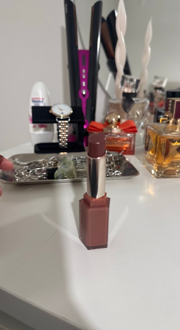 Fenty Beauty Koyu Bej Dudak Parlatıcısı - Görsel 4