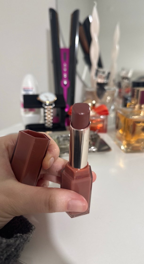 Fenty Beauty Koyu Bej Dudak Parlatıcısı - Görsel 5
