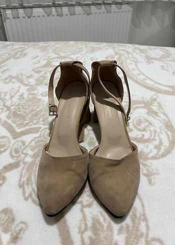 Bej Süet Tokalı Kadın Topuklu Ayakkabı - Görsel 3