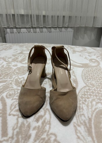 Bej Süet Tokalı Kadın Topuklu Ayakkabı - Görsel 2