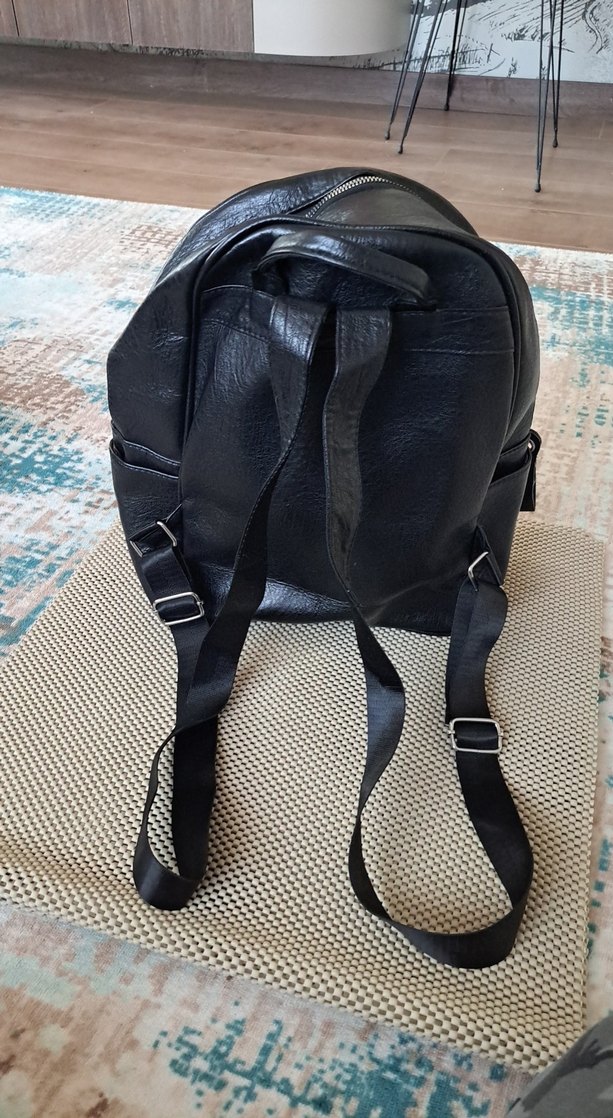 Siyah Deri Fermuarlı Kadın Sırt Çantası - Görsel 2