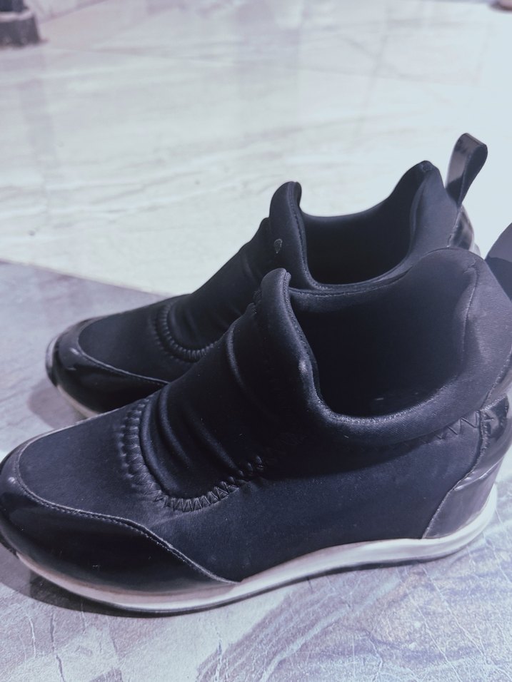 Siyah Rugan Dolgu Topuklu Kadın Spor Ayakkabı - Görsel 2