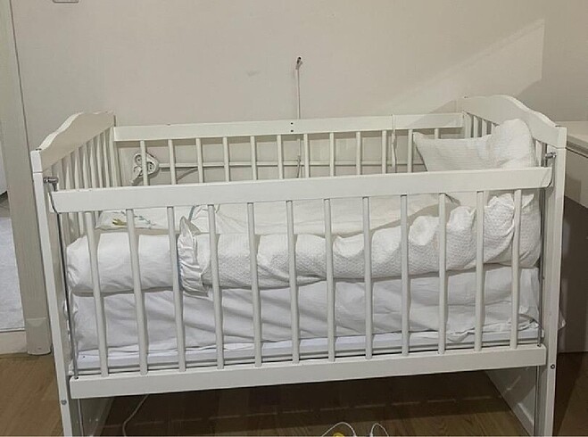 Ahşap beyaz beşik