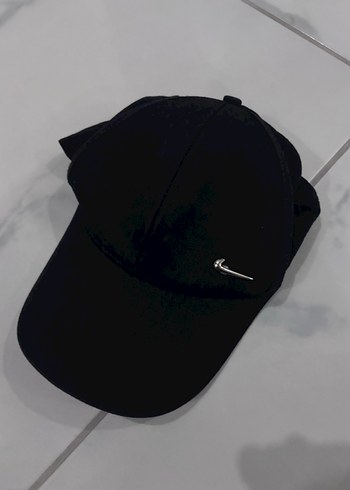 Nike Siyah Swooshlu Sapka